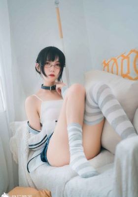 24岁性感的尹律